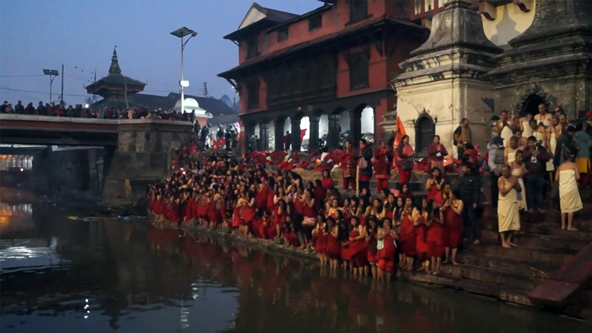 माधवनारायण मेलाका व्रतालुद्वारा वाग्मती नदीमा स्नान